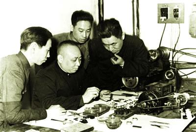 4 técnicos trabajando en el primer reloj de China