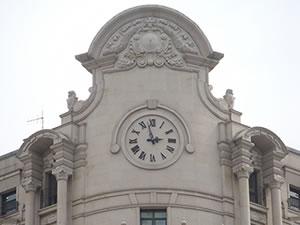 Reloj de Fachada con Números Romanos