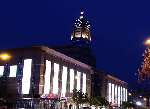 Reloj de Torre con Esfera Iluminada