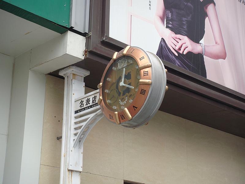 Reloj urbano de ménsula