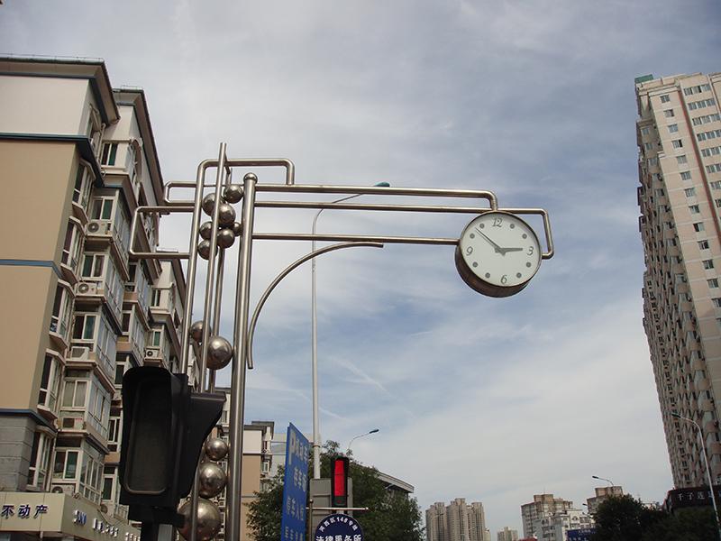 Reloj de pedestal y ménsula