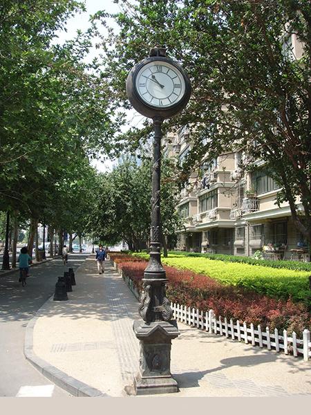 Reloj de Columna con Números Romanos