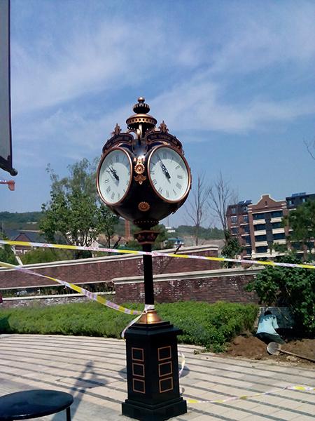 Reloj de pedestal de 3 caras