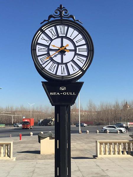 Reloj de pedestal de 2 caras con decoración