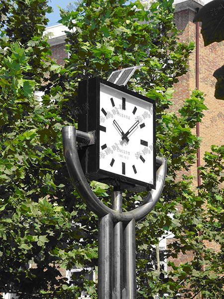 Reloj de pedestal con energía solar